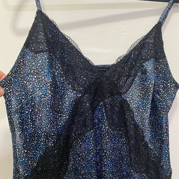 Elegant Blue Maxi Dress with Black Lace Trim - Picture 5 of 8